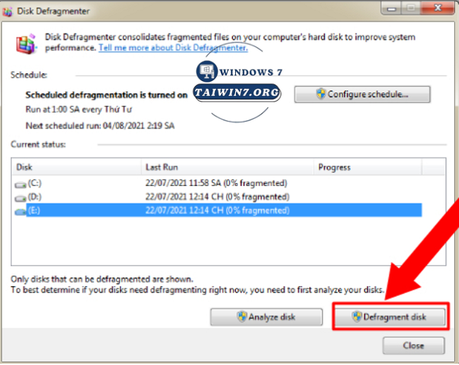 Nhấn chọn Defragment disk