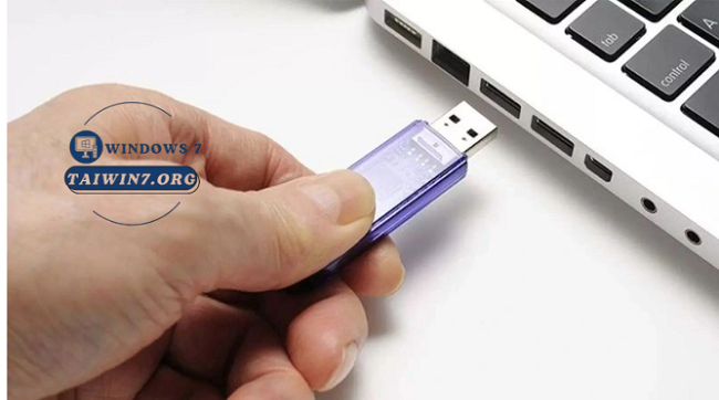 Ngắt kết nối các thiết bị bên ngoài khỏi máy tính.